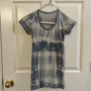 Lululemon swiftly short sleeve shirt, size 4, blue-gray and white tie-dye.
